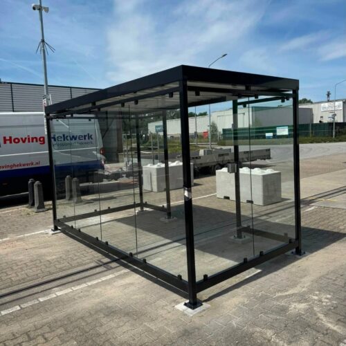 Rookoverkapping Myla Standaard 99 Rookruimte buiten 4 x 2 meter Myla op bedrijfsterrein in Katwijk met glazen wanden